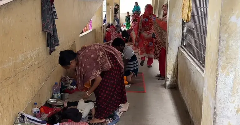 হাসপাতালের মেঝেতে চিকিৎসা নিচ্ছে রোগীরা